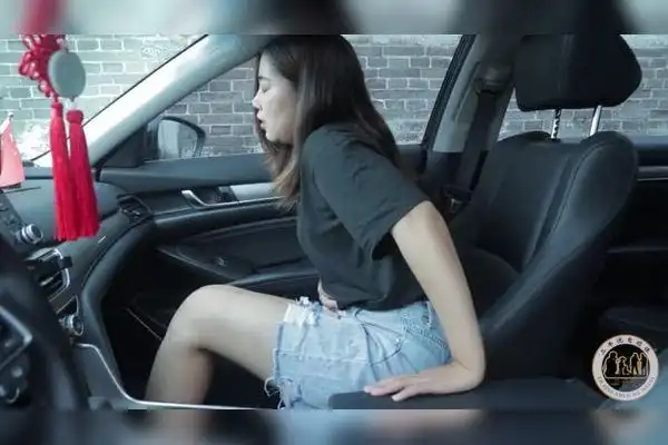 美女车上放屁坐在车后的三个朋友都熏晕了真有趣