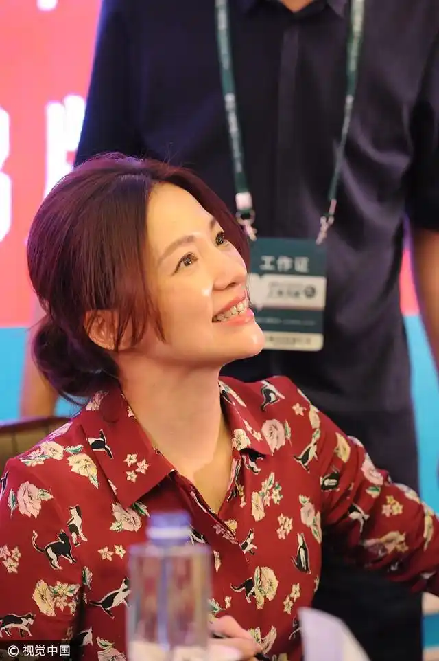 董卿面对粉丝笑容满面.t 图片来源:elyn/视觉中国
