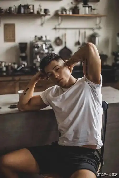 硬朗有型的帅气大男孩,结实的肌肉荷尔蒙爆棚,有点痞酷更有魅力