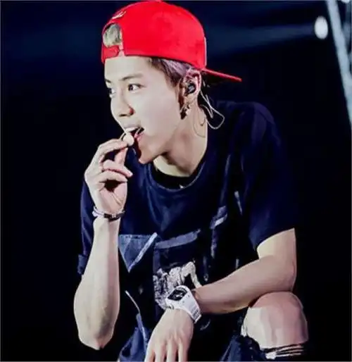 在娱圈"销声匿迹"的鹿晗露面,34岁直播带货,引发热议