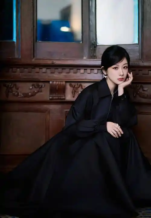 杨紫最新写真来袭,复古背景黑色套装充满神秘感