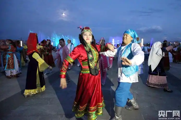 蒙古族舞蹈(王紫薇摄)