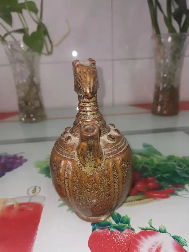 古董凤凰酒瓶年代很久