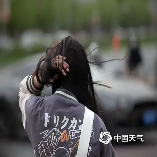 北京冷风呼呼吹 街头行人厚装出行泥点车排长队