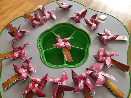 《旋转的风车》——朱老庄镇中心幼儿园宝宝班手工制作活动