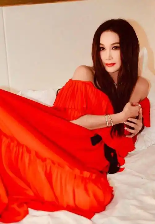 温碧霞最新红裙写真曝光,妩媚迷人气质尽显!_魅力_造型_肌肤