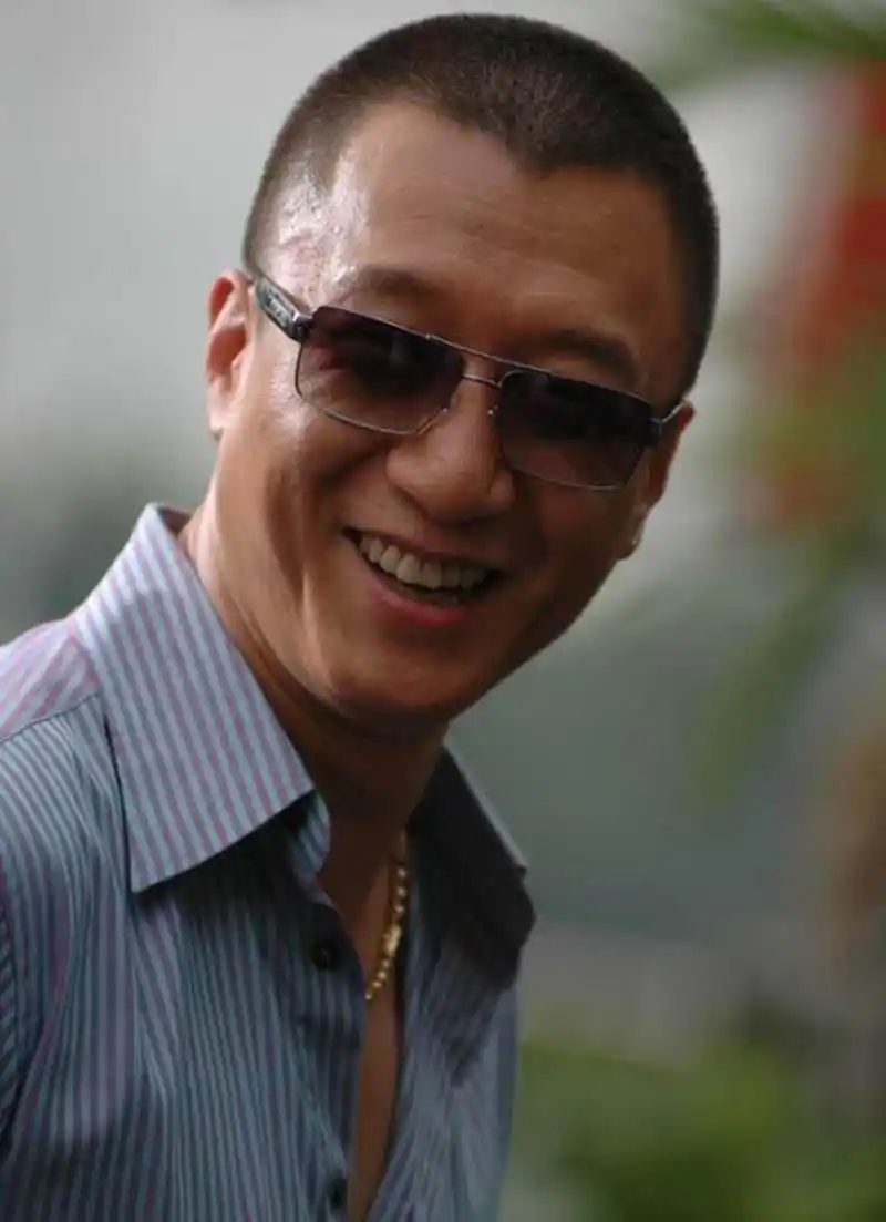 当年,在拍《征服》的间隙,孙红雷外出时,和人发生了冲突,4人围上来,眼