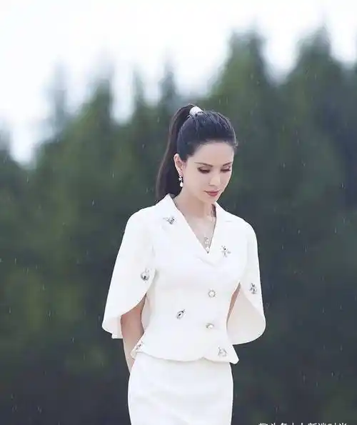 即便年龄上已经五十有余了,但是由于平日里的李若彤对自己的要求非常