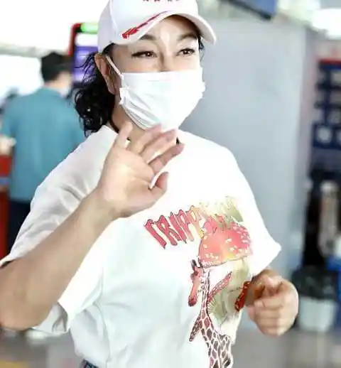 65岁刘晓庆生图令人认不出脸部僵硬身材发福笑容不自然