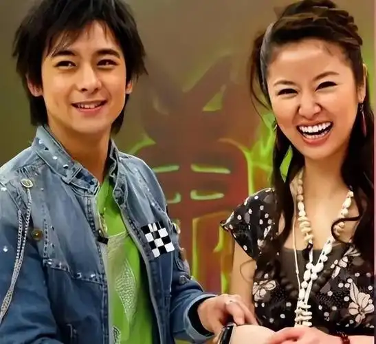 当年林心如和林志颖一起拍摄了《校园敢死队》这部校园爱情剧,二人也