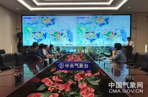 10月1日早晨,中央气象台举行全国天气会商.孙楠 摄影