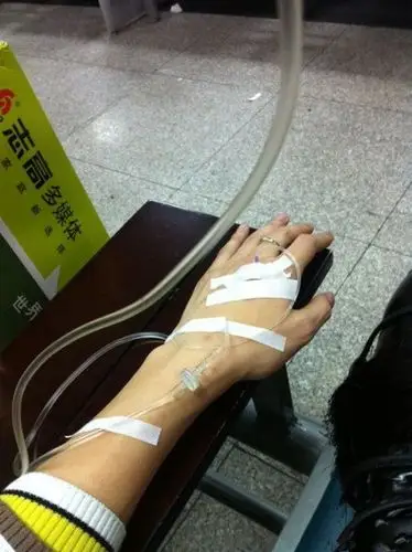 不知道是否满意,你还可以在百度图片搜索打点滴的手