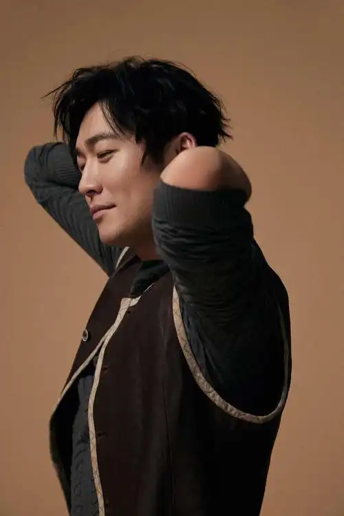 张博全新写真曝光在线演绎双面魅力