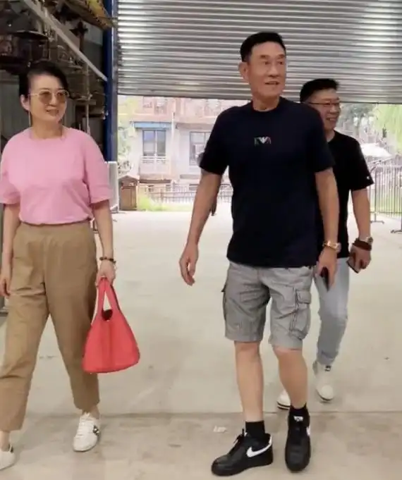 69岁杜志国携三婚妻子游玩!戴大金表态度冷淡,郑卫莉惨遭藐视