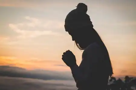 基督教认罪悔改基督教妇女手向上帝祈祷,祈祷上帝祝福,希望有一个更好