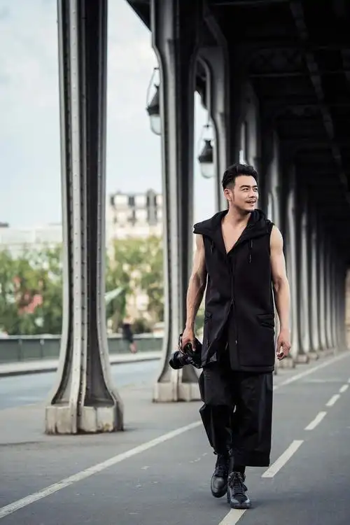 "小包总"杨烁粉色毛衣配白裤,休闲范儿的时尚暖男你爱还是不爱