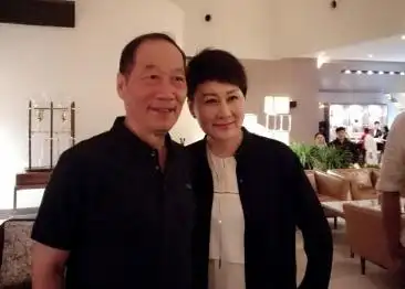 55岁张凯丽全家近照神秘老公曝光23岁女儿长相甜美