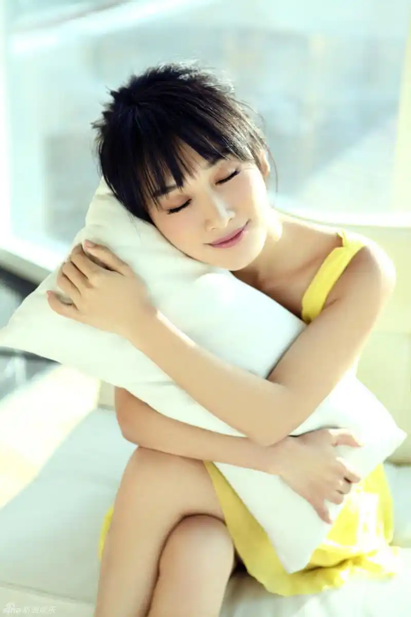 组图:八妹徐申东气质写真 简约装束甜美可人_高清图集_新浪网