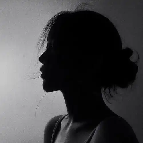 超级好看的黑色头像女