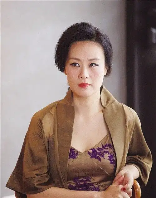 微博中分享与丈夫的旅游照片,两人相拥而笑,脸上洋溢着满满的幸福感.