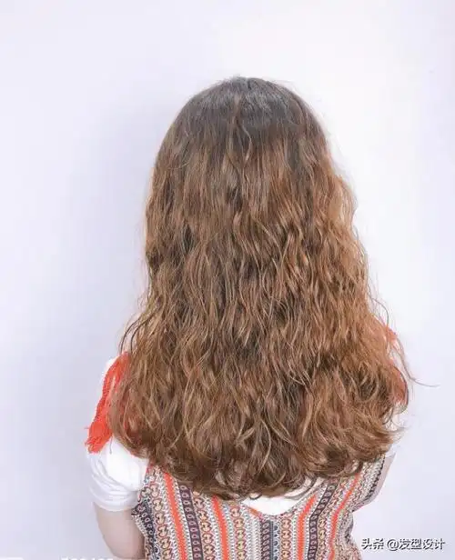 中长发气垫烫什么发型好看(今年流行减龄全头烫发型)(35)
