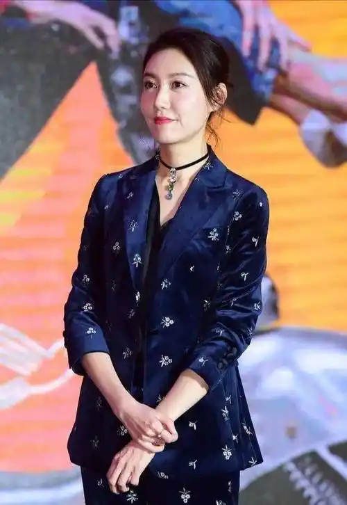 高露低调素颜现身,气质再高级又如何,未修图沧桑成大妈了!