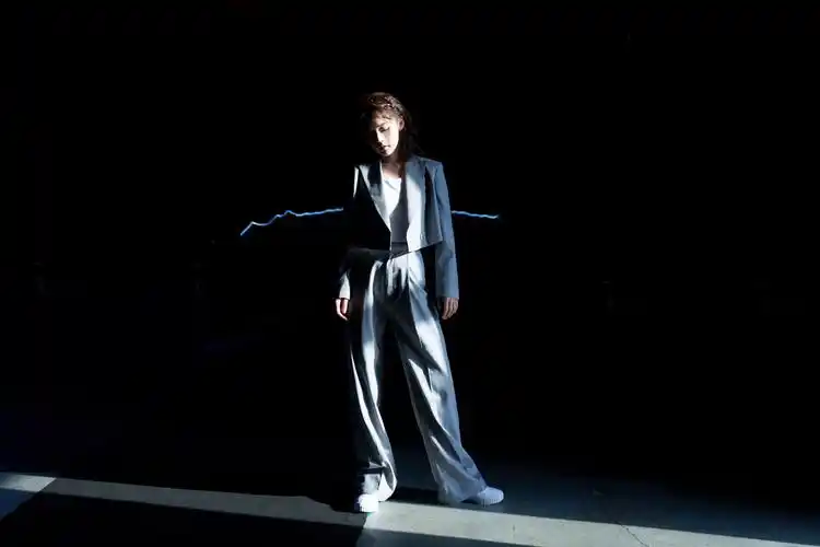 张佳宁西服套装英气干练 隐匿光影展现甜酷魅力