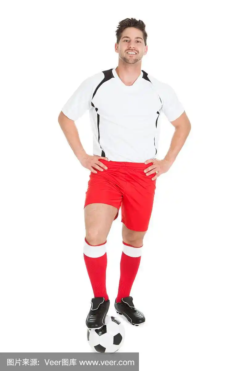 自信的球员用腿踢足球