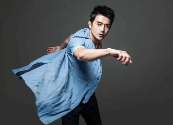 你》中饰演阮经天的弟弟,而且之前还被曝和台湾艺人陈德烈是同性恋人