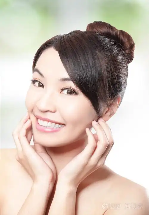 美丽的女人微笑脸干净脸上的皮肤