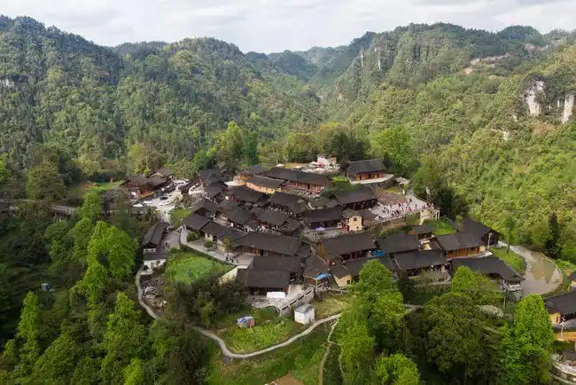 沿着高速看中国湖南十八洞村踏上致富的高速路