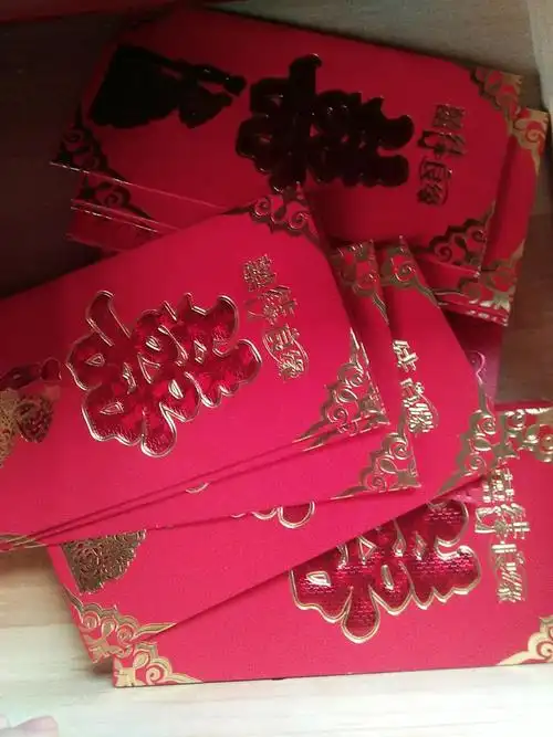 如今都要红包装着了,  家里也备了几个,  以备不时之需,  好多个,各种