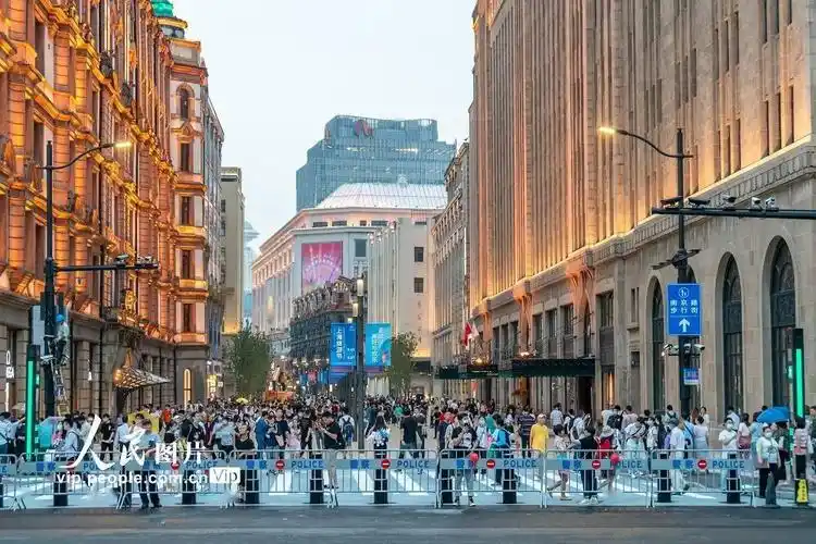 上海南京路步行街东拓段华灯初上