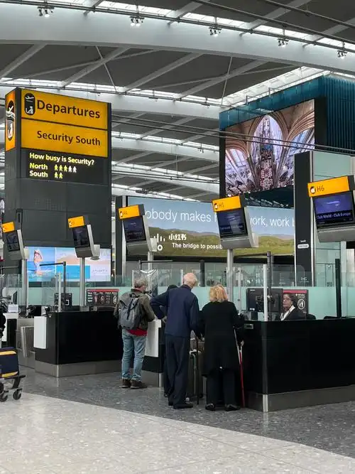 国葬当日在伦敦希思罗机场集体为女王默哀