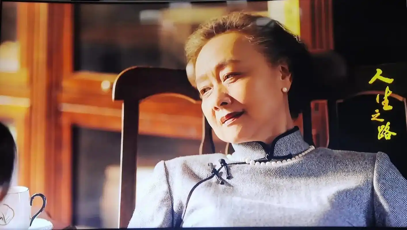 电视连续剧《人生之路》中饰演付阿婆的是老演员黄梅莹.