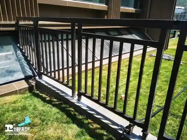 大家好,我是铁艺张,今天是1万款铁艺栏杆的第244期,这个和前面的240期