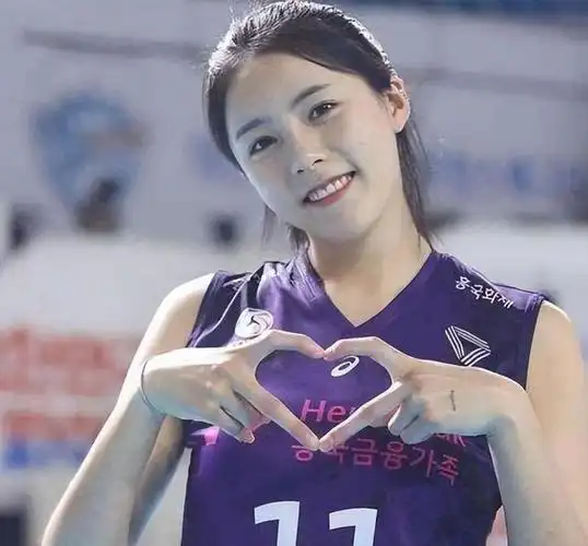 更重要的是年轻有为,25岁就在排球上颇有成就,因此受到韩国人的喜爱