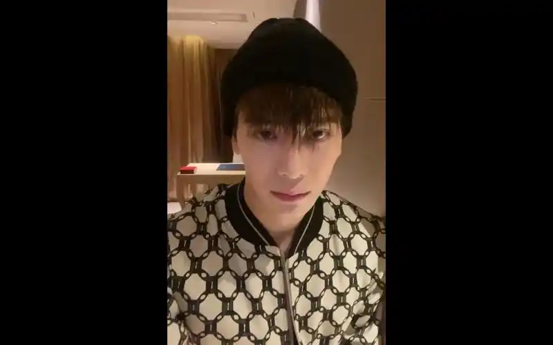 【王嘉尔】日常更新,帅气的自拍