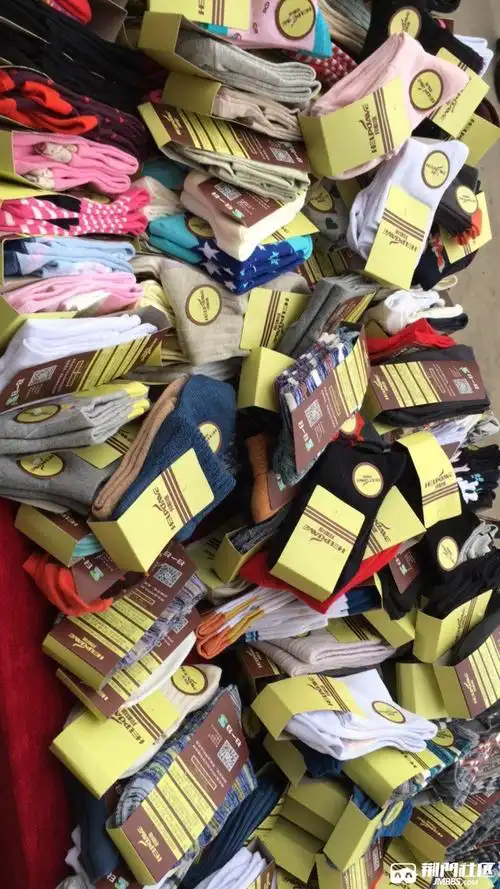 我在菜湾市场,谁要袜子,10元4双