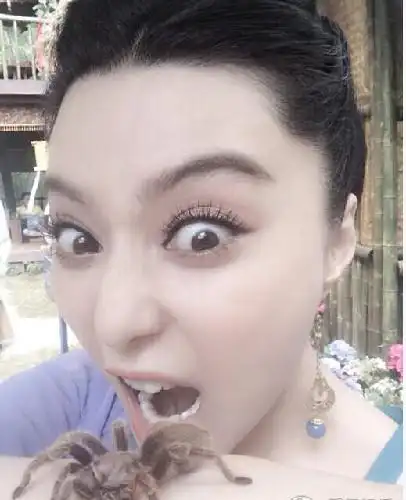 郭采洁晒与郑凯搞怪逗比照 明星奇葩自拍盘点