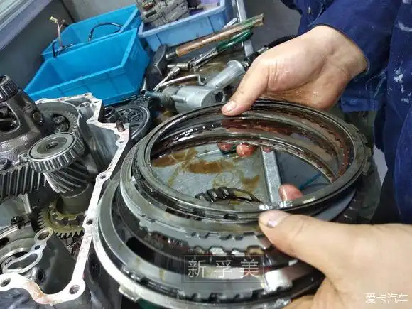 取出油泵下面的离合器盅,内部有多组离合器片
