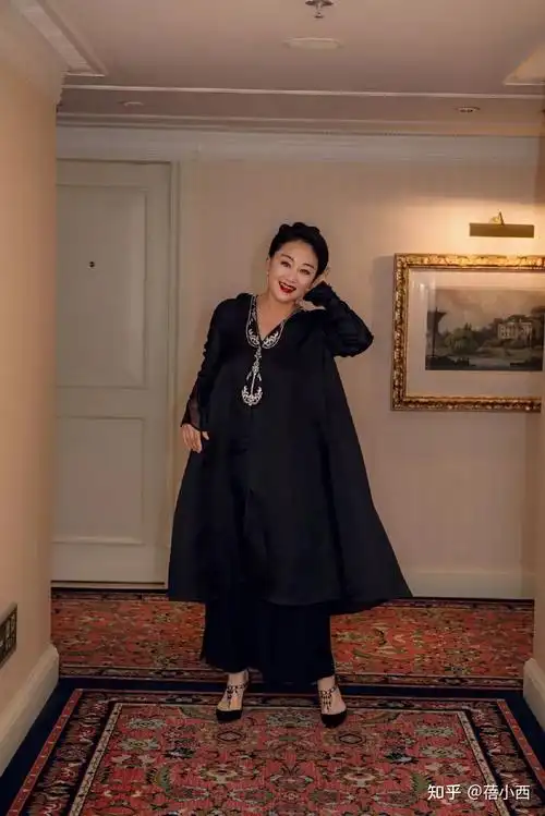 王姬剪了短发减龄至少20岁穿蕾丝连衣裙亮相看不出是60后