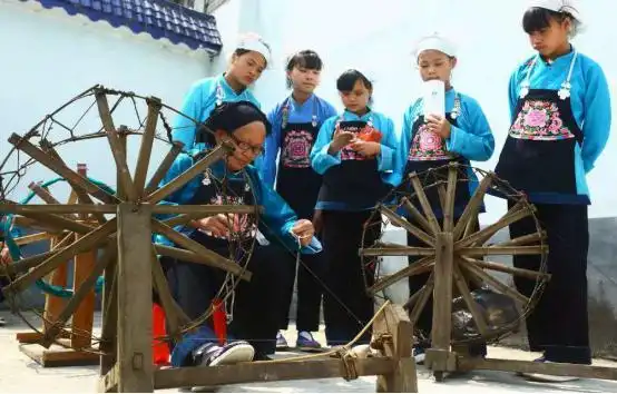 天峨县三堡乡蓝衣壮妇女正在纺织