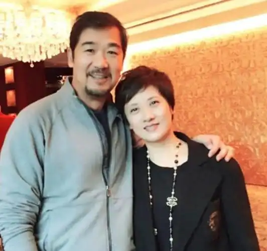 68岁的张国立回国与友人相聚!与妻子邓婕形影不离,夫妻情深!