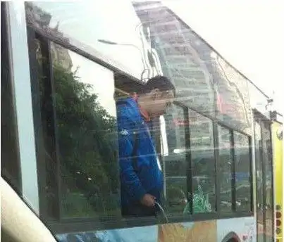 厦门公交车"撒尿哥"是自闭症少年 能弹十级钢琴曲