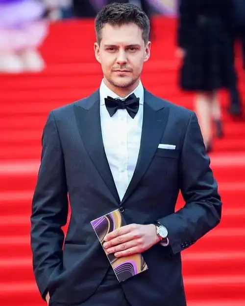 全球最帅男演员遭乌克兰外交部抵制,被好莱坞除名了!