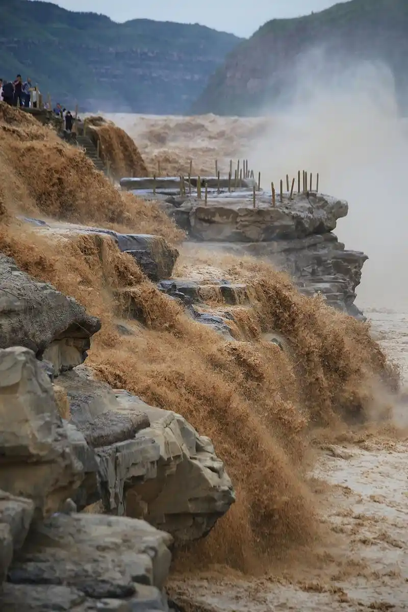 黄河小浪底风景区位于河南省洛阳市孟津区,是集自然景观,人文景观和水