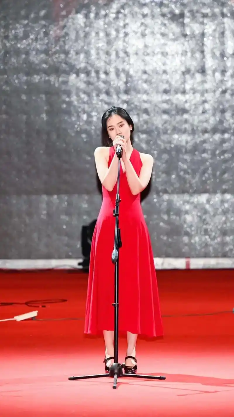 白月光与朱砂痣.#演出现场 #校园十佳歌手 #校园歌手大赛  - 抖音