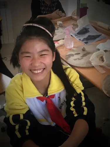 明媚的笑容是不是也感染你了呢,嘿嘿,看到我的满手泥了吧,把它抹在