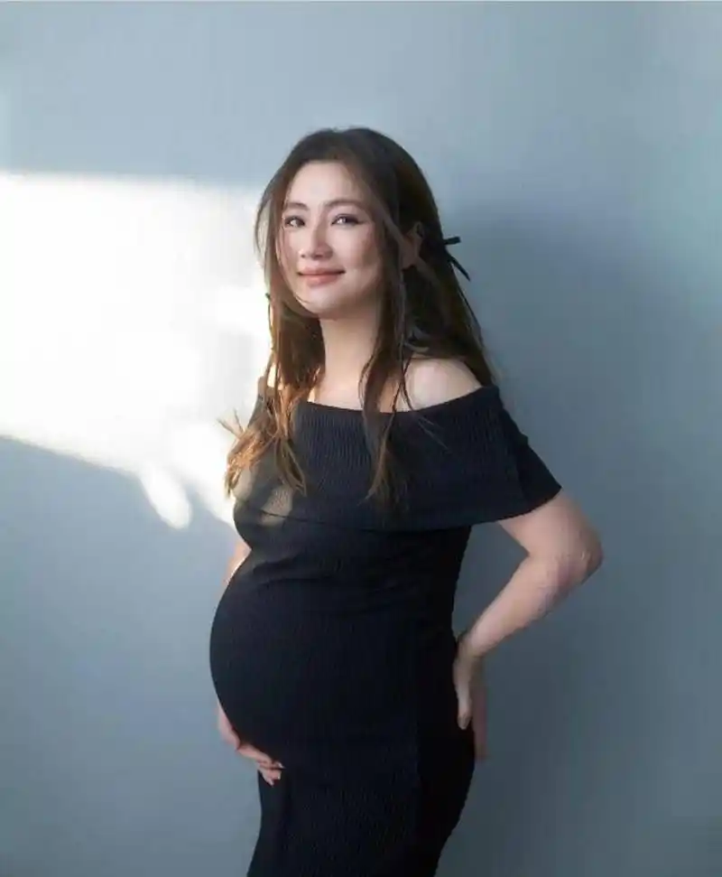 selina挺7个月孕肚拍写真,轻抚肚子浅笑眼